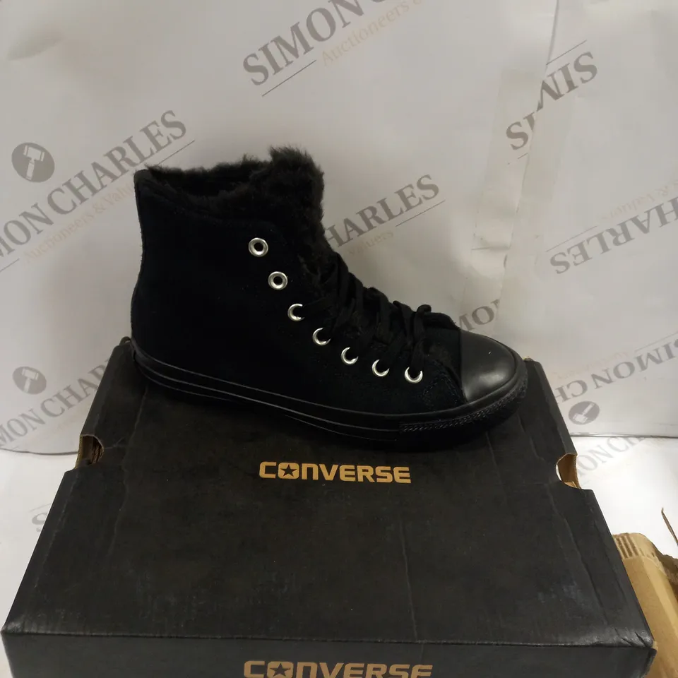 BOXED CONVERSE BLACK FUFFY US 6.5 