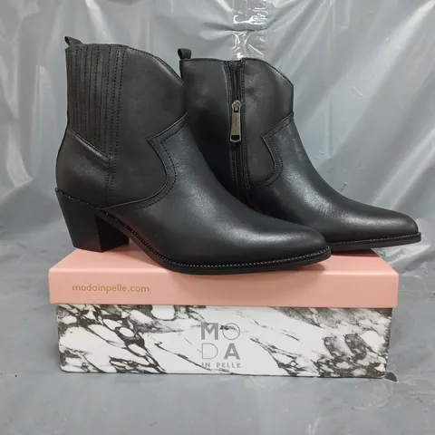 BOXED PAIR OF MODA IN PELLE ANNIEE WESTERN STYLE BOOTS IN BLACK SIZE 8