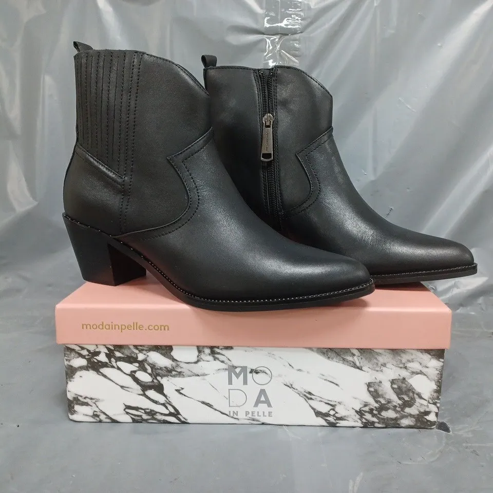 BOXED PAIR OF MODA IN PELLE ANNIEE WESTERN STYLE BOOTS IN BLACK SIZE 8