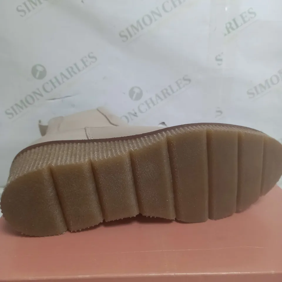 UNBOXED PAIR OF MODA IN PELLE AUDYN WEDGE ZIP BOOTS SIZE 8