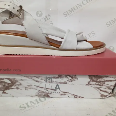 BOXED PAIR OF ODA IN PELLE OLANNA TWISTED STRAP WEDGE SANDALS IN WHITE EU SIZE 40