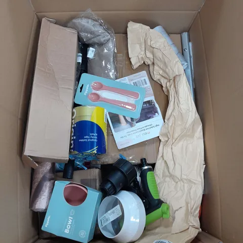 APROXIMATELY 20 ASSORTED HOUSEHOLD ITEMS TO INCLUDE GARDEN HOSE NOZZLE , WALLPAPER , SMALL MUGS , ETC 