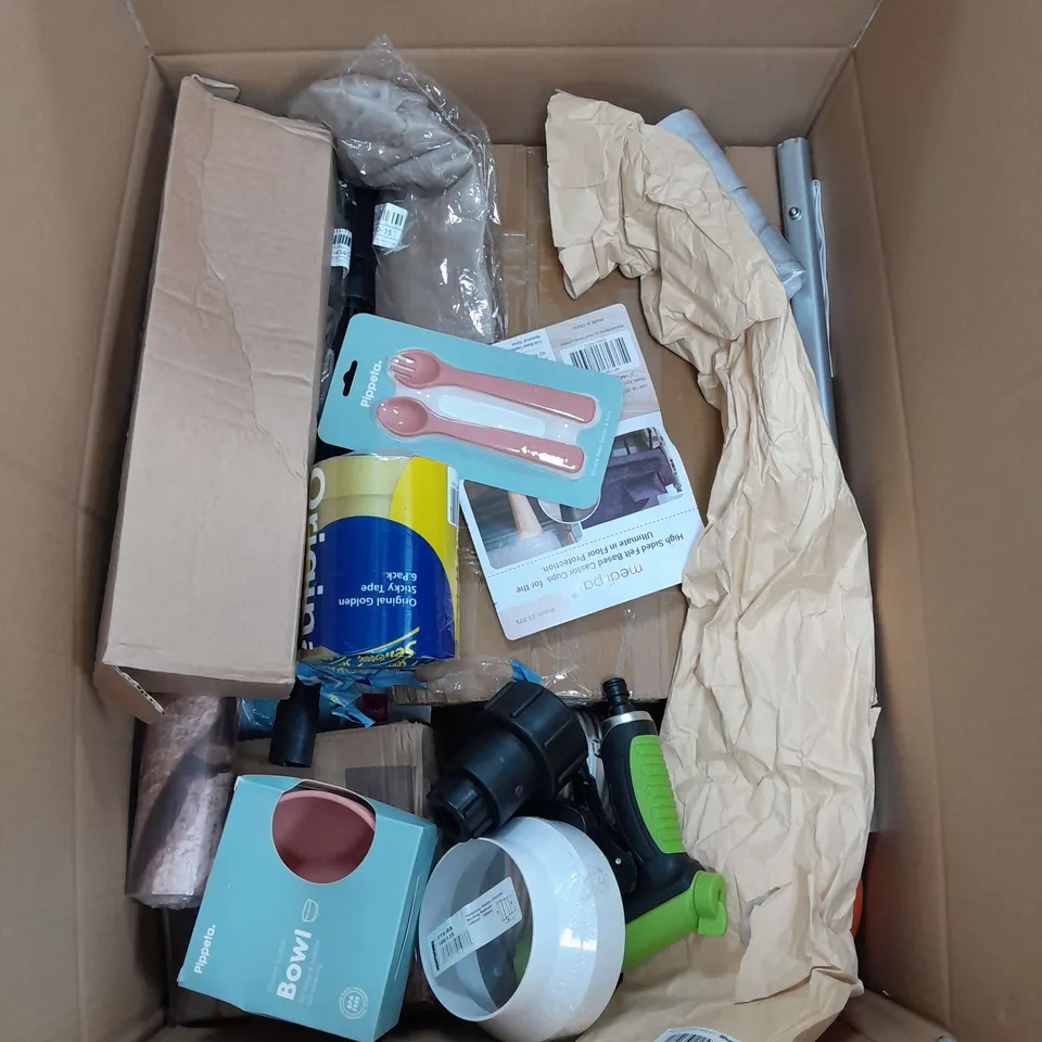 APROXIMATELY 20 ASSORTED HOUSEHOLD ITEMS TO INCLUDE GARDEN HOSE NOZZLE , WALLPAPER , SMALL MUGS , ETC 