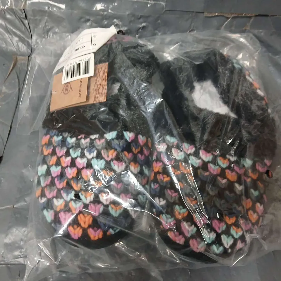 APPROXIMATELY 24 BAGGED DUNLOP LADIES QUILTED SLIPPERS IN BLACK (SIZE 4)