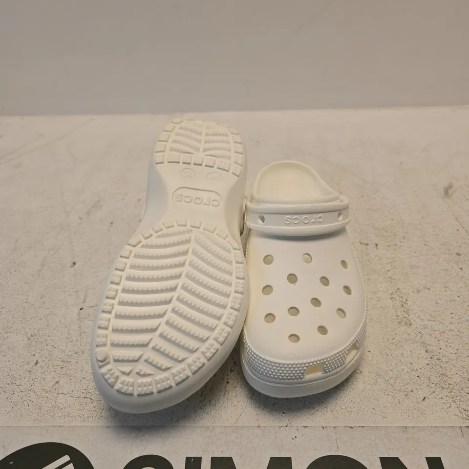 CROCS CLASSIC PLATFORM CLOG – WHITE, UK 8 (US 10, EU 41-42)