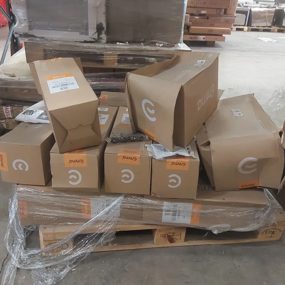 PALLET CONTAINING A LARGE QUANTITY OF ASSORTED EMMA PRODUCTS INCLUDING DUVETS