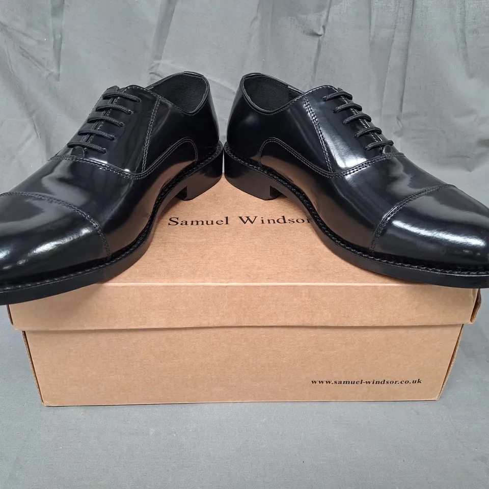 BOXED PAIR OF SAMUEL WINDSOR SHOES IN BLACK UK SIZE 8