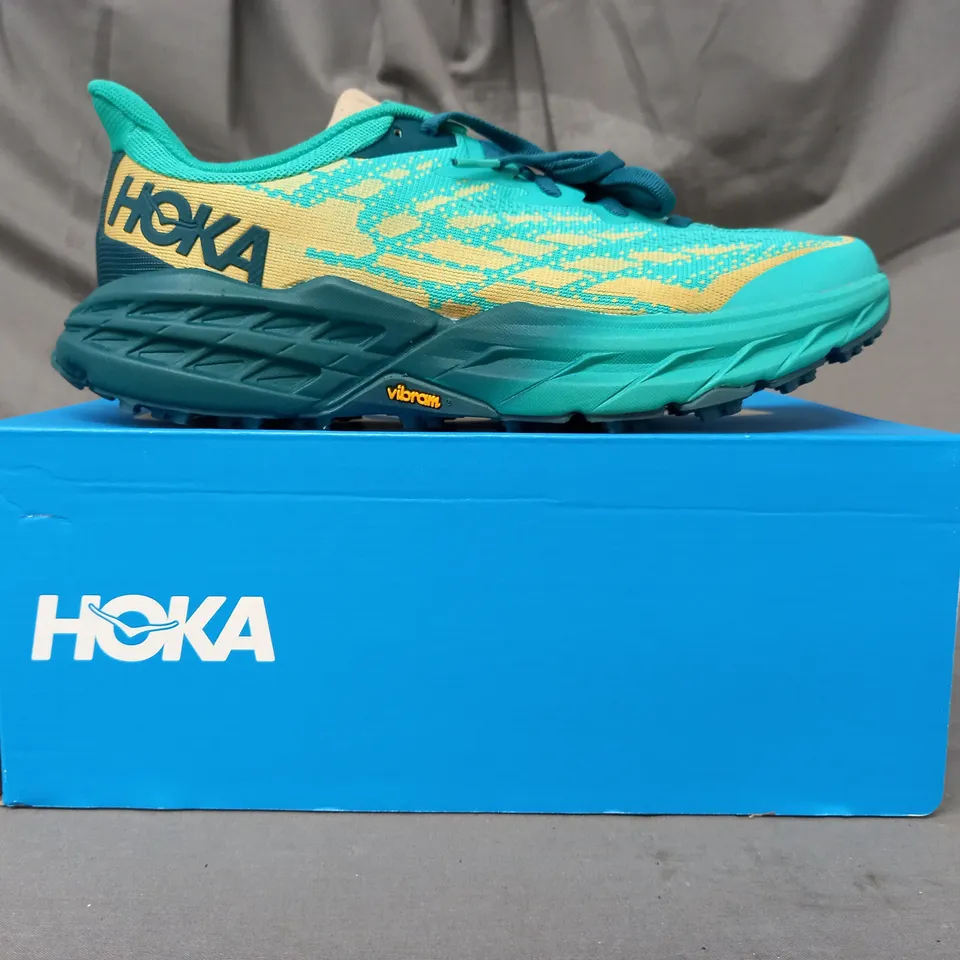 BOXED PAIR OF HOKA SPEEDGOAT 5 SHOES IN GREEN/GOLD UK SIZE 7.5