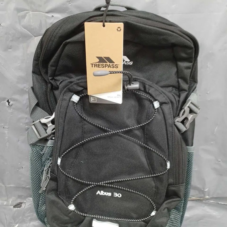 TRESPASS ALBUS 30 RUCKSACK IN BLACK