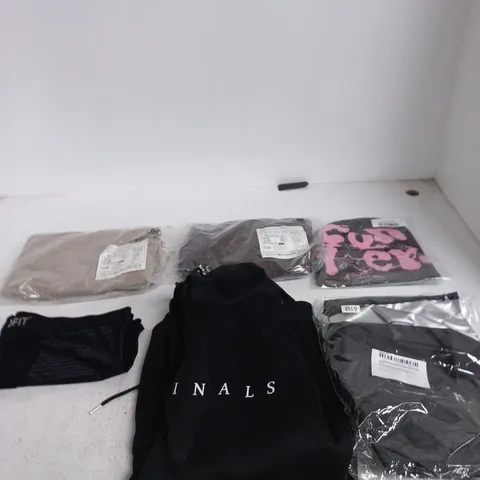 BOX OF APPROXIMATELY 25 ASSORTED CLOTHING ITEMS IN VARIOUS COLOURS, SIZES AND STYLES