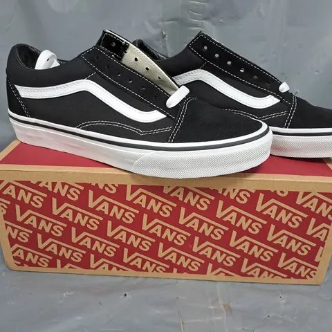 BOXED PAIR OF VANS OLD SKOOL TRAINERS IN BLACK/WHITE SIZE UK 5