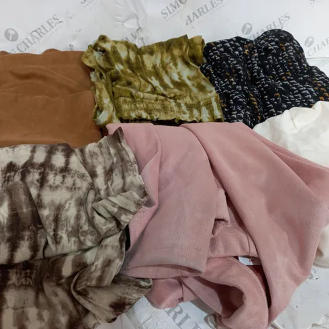 BOX OF APPROXIMATELY 20 ASSORTED CLOTHING ITEMS TO INCLUDE PANTS, TOPS, THIN JACKETS ETC