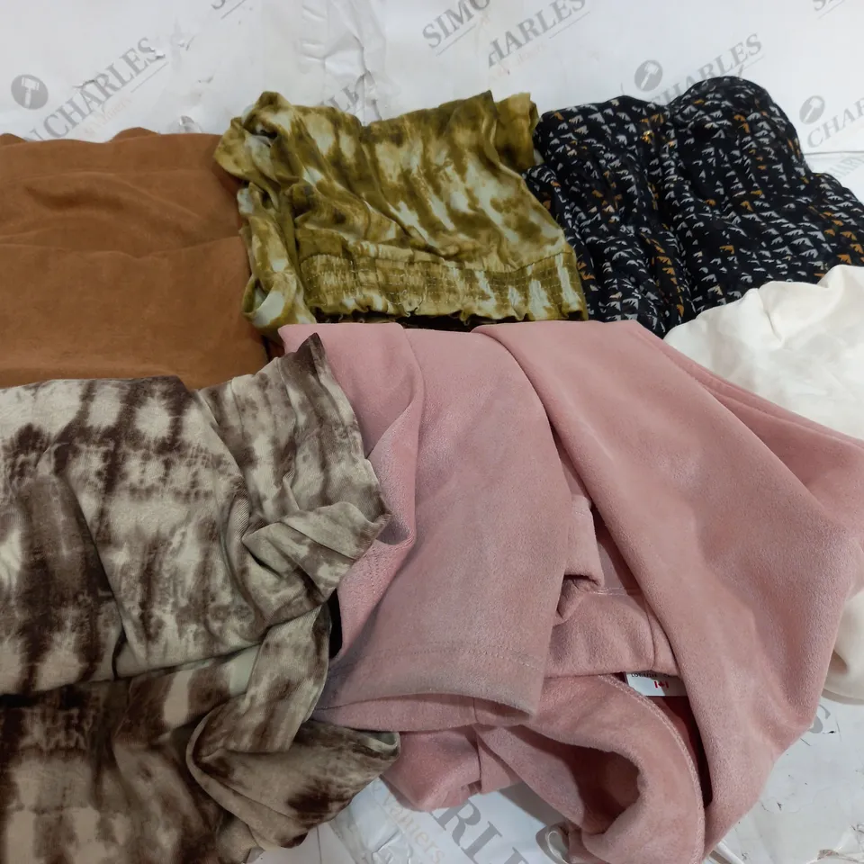 BOX OF APPROXIMATELY 20 ASSORTED CLOTHING ITEMS TO INCLUDE PANTS, TOPS, THIN JACKETS ETC