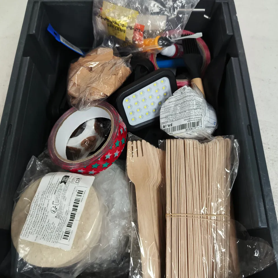 APPROXIMATELY 15 ASSORTED HOUSEHOLD PRODUCTS TO INCLUDE WOODEN CUTLERY, SCREWDRIVER, LED LIGHT ETC
