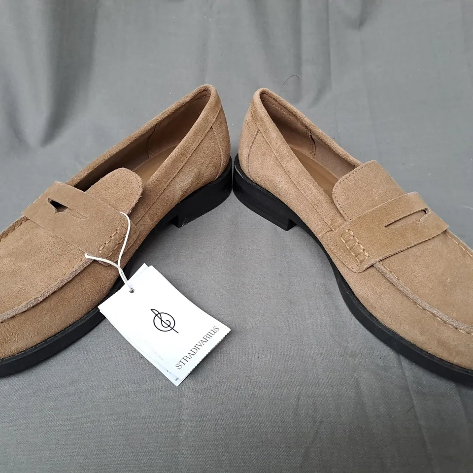 PAIR OF STRADIVARIUS LOAFERS IN BROWN EU SIZE 38