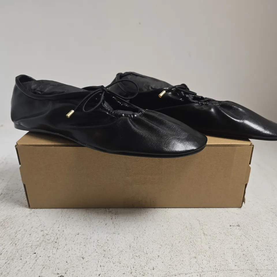 BOXED PAIR OF MANGO 620 WOMEN'S PUMPS IN BLACK SIZE UK 8