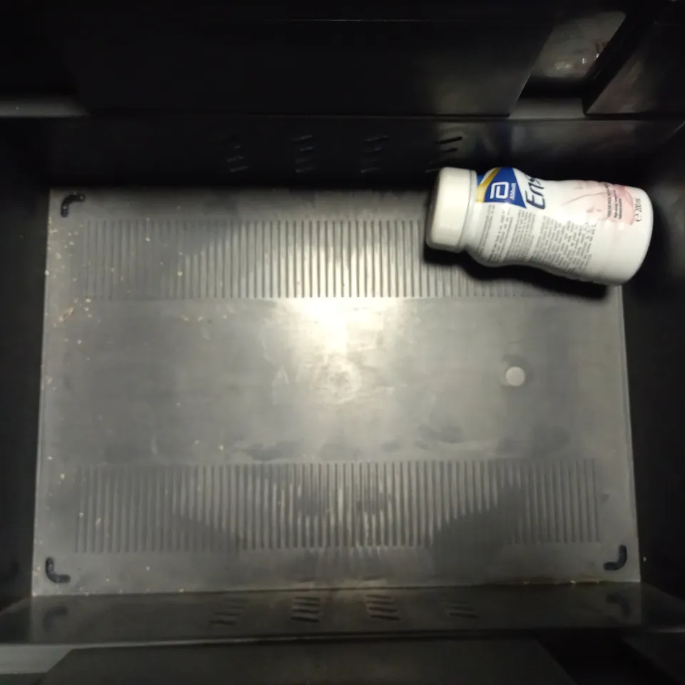 TOTE OF APPROX 6 ASSORTED FOOD ITEMS TO INCLUDE -  LINDT LINDOR CHOCOLATE , ROBINSONS ORANGE , HUEL BANANA ETC