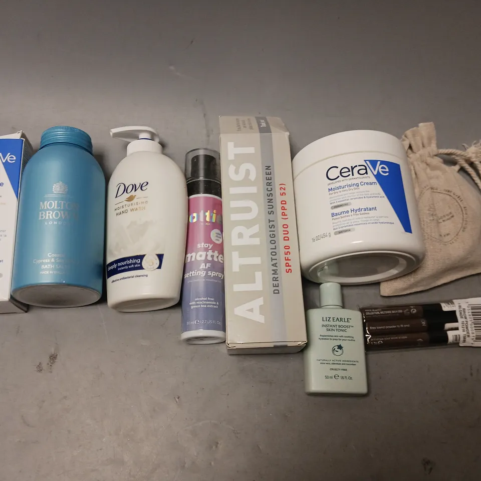 BOX OF APPROXIMATELY 15 COSMETIC ITEMS TO INCLUDE AUSSIE SOS TREATMENT, GROW GORGEOUS, AND LENS WIPES ETC. 