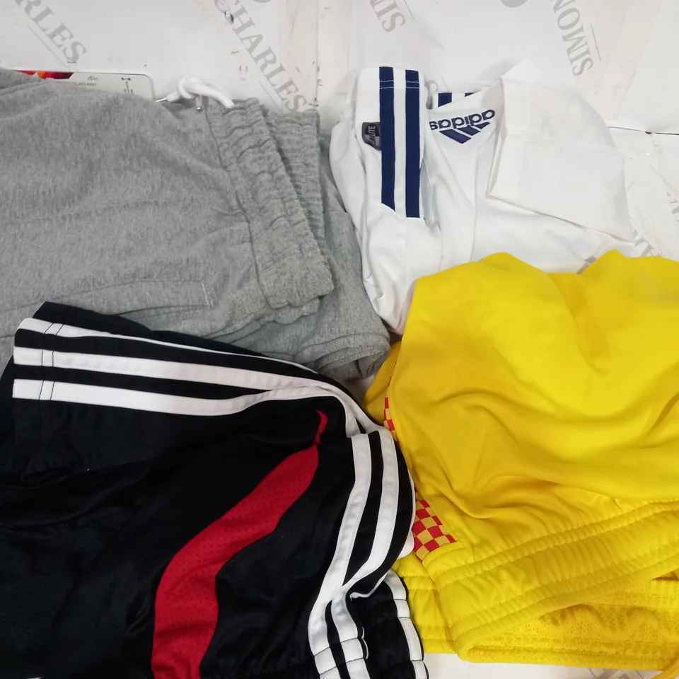 BOX OF APPROXIMATELY 15 ASSORTED CLOTHING ITEMS TO INCLUDE ELLESSE SWEATPANTS IN GREY UK SIZE LARGE, ADIDAS SPORTS SHORTS IN WHITE MEDIUM, CLIMA365 LIVERPOOL FC SPORTS SHORTS IN BLACK UK SIZE MEDIUM,