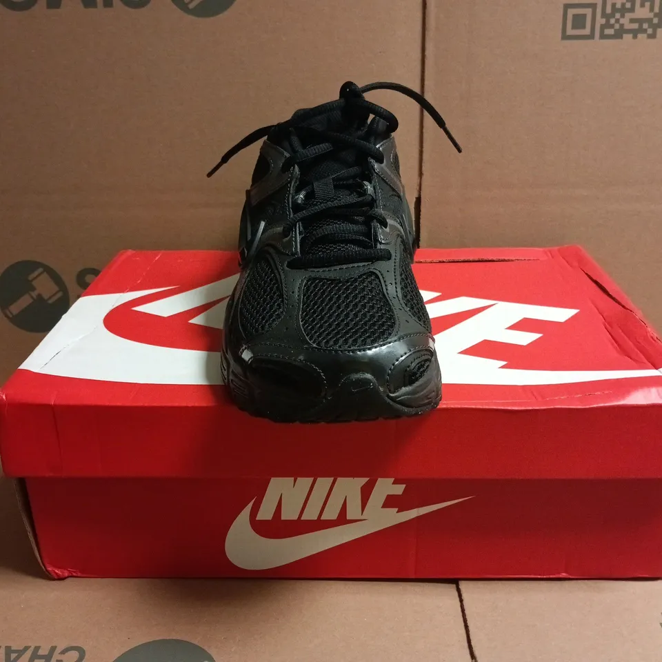 BOXED PAIR OF NIKE V5 RNR TRAINERS IN BLACK SIZE UK 8