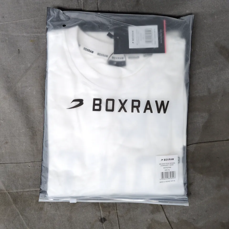 BAGGED BOXRAW WE DON'T PLAY BOXING OVERSIZED T-SHIRT IN WHITE/PINK SIZE UK XL