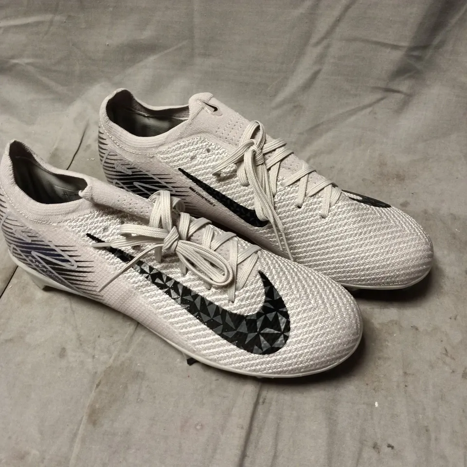 NIKE GRIPKNIT AIR ZOOM FOOTBALL BOOTS – WHITE KNIT UPPER WITH BLACK SWOOSH SIZE 8.5