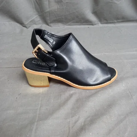 BOX OF APPROX 12 PAIRS OF KELSI OPEN TOE BLOCK HEEL SHOE IN BLACK/GOLD - VARIOUS SIZES