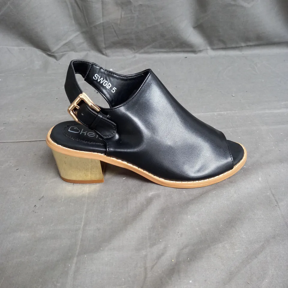 BOX OF APPROX 12 PAIRS OF KELSI OPEN TOE BLOCK HEEL SHOE IN BLACK/GOLD - VARIOUS SIZES