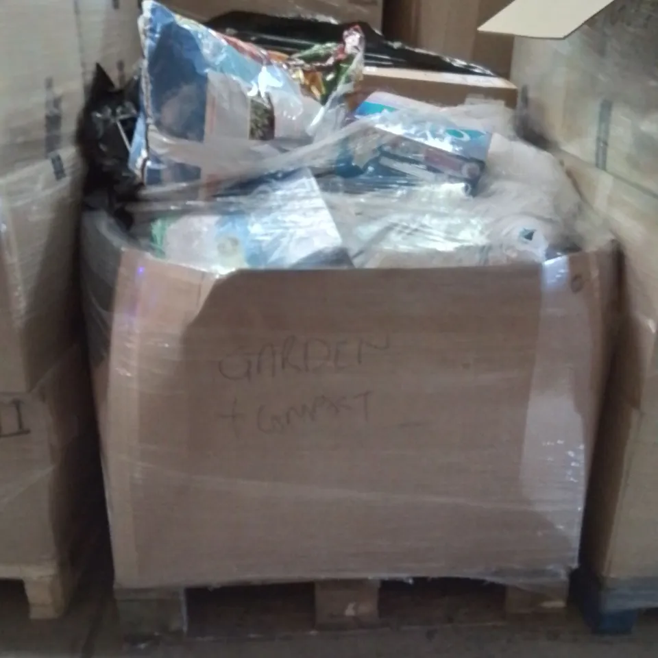 PALLET CONTAINING A LARGE QUANTITY OF COMPOST AND PET SUPPLIES 