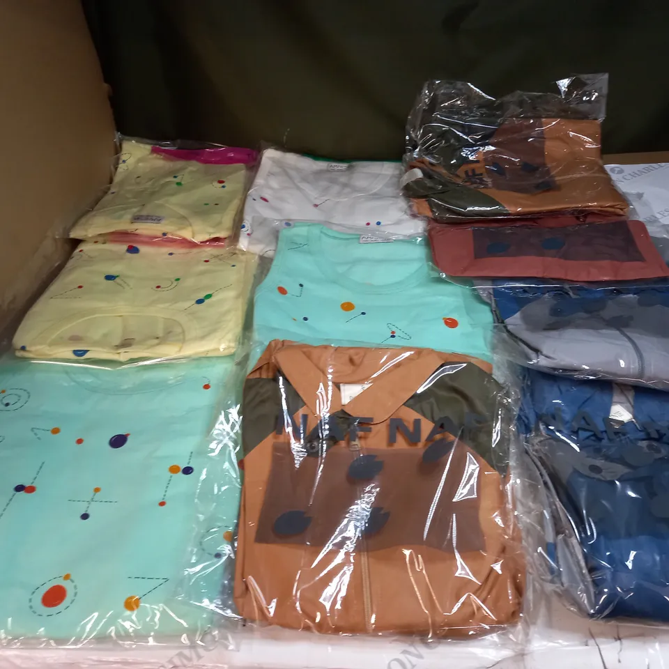 LOT OF APPROX 10 ASSORTED CLOTHING ITEMS IN VARIOUS SIZES