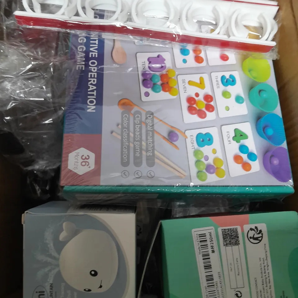 BOX OF APPROXIMATELY 15 ASSORTED ITEMS TO INCLUDE SPRAY BOTTLE, SHOWER TOY, PLASTIC TUB ETC
