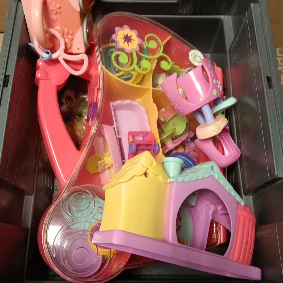 APPROXIMATELY 10 ASSORTED TOYS & GAMES PRODUCTS TO INCLUDE WORD GAME, POKEBALL, UNO ETC 