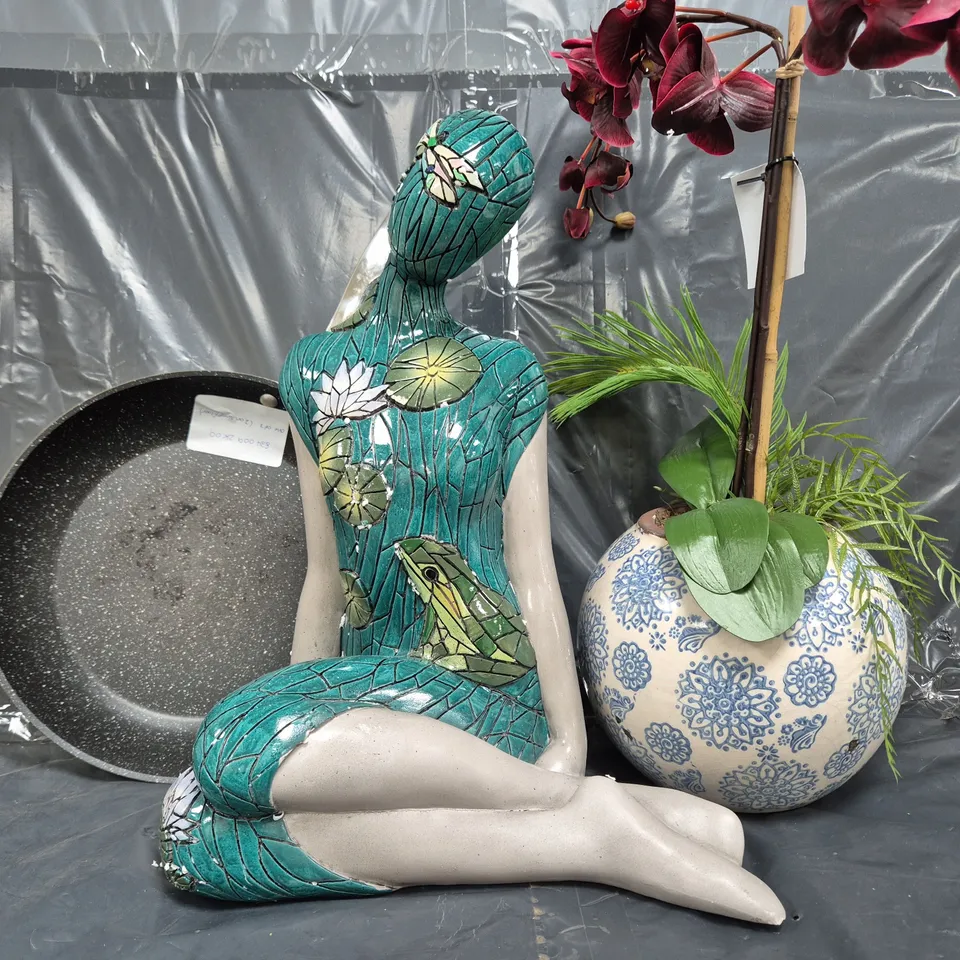 CAGE OF APPROXIMATELY 10 ASSORTED HOUSEHOLD ITEMS TO INCLUDE DECORATIVE FAUX PLANT, FRYING PAN, ETC - COLLECTION ONLY