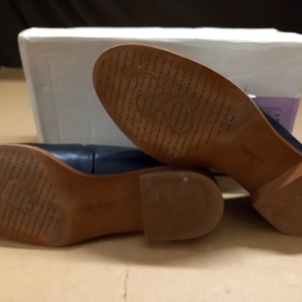 BOXED PAIR OF CLARKS TAYLOR SPRING SHOES - UK 5