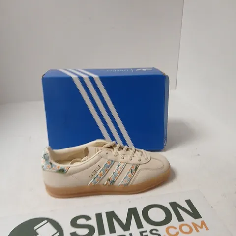 ADIDAS GAZELLE INDOOR W WOMEN'S TRAINERS – CREAM WITH FLORAL STRIPE (UK 6)