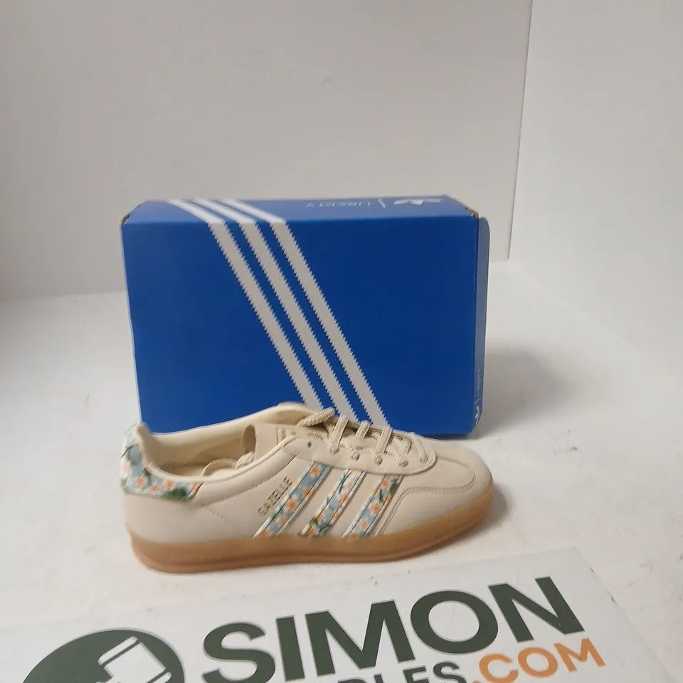 ADIDAS GAZELLE INDOOR W WOMEN'S TRAINERS – CREAM WITH FLORAL STRIPE (UK 6)