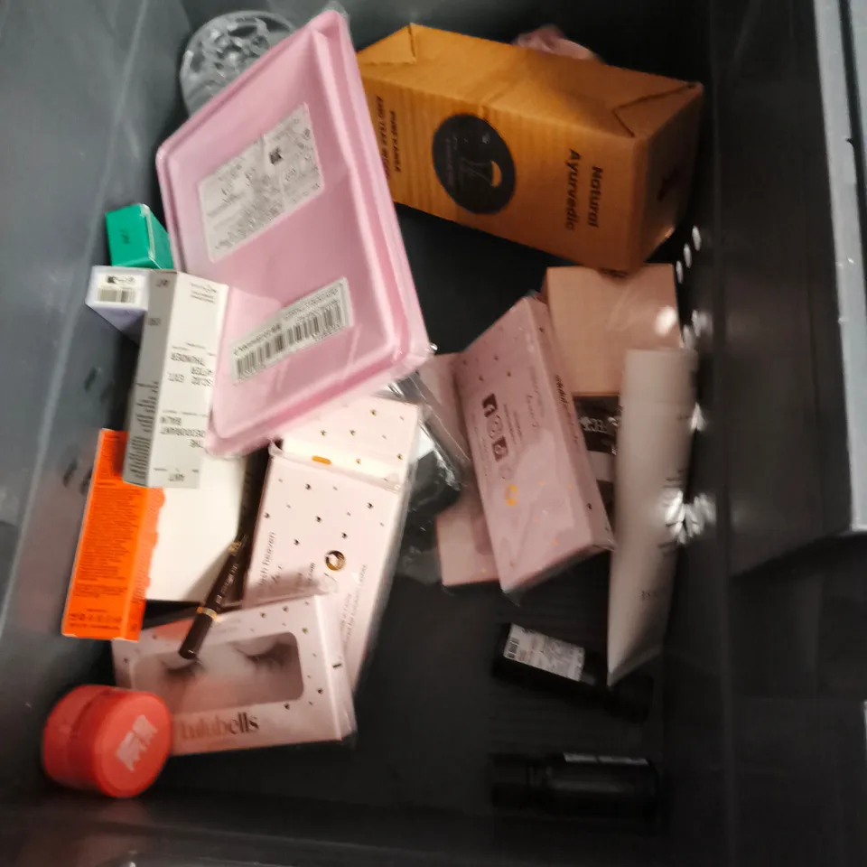APPROXIMATEY 20 ASSORTED HEALTH AND BEAUTY PRODUCTS TO INCLUDE - LULUBELLS FALSE EYELASHES - BYOMA HYDRATING MILKY TONER - BUBBLE MOON WALK GENTLE EXFOLIATING SERUM - ETC