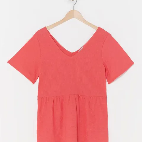 BOX CONTAINING APPROXIMATELY 26 BRAND NEW SIMPLY BE CORAL AS TEXTURE TOPS - SIZE 28