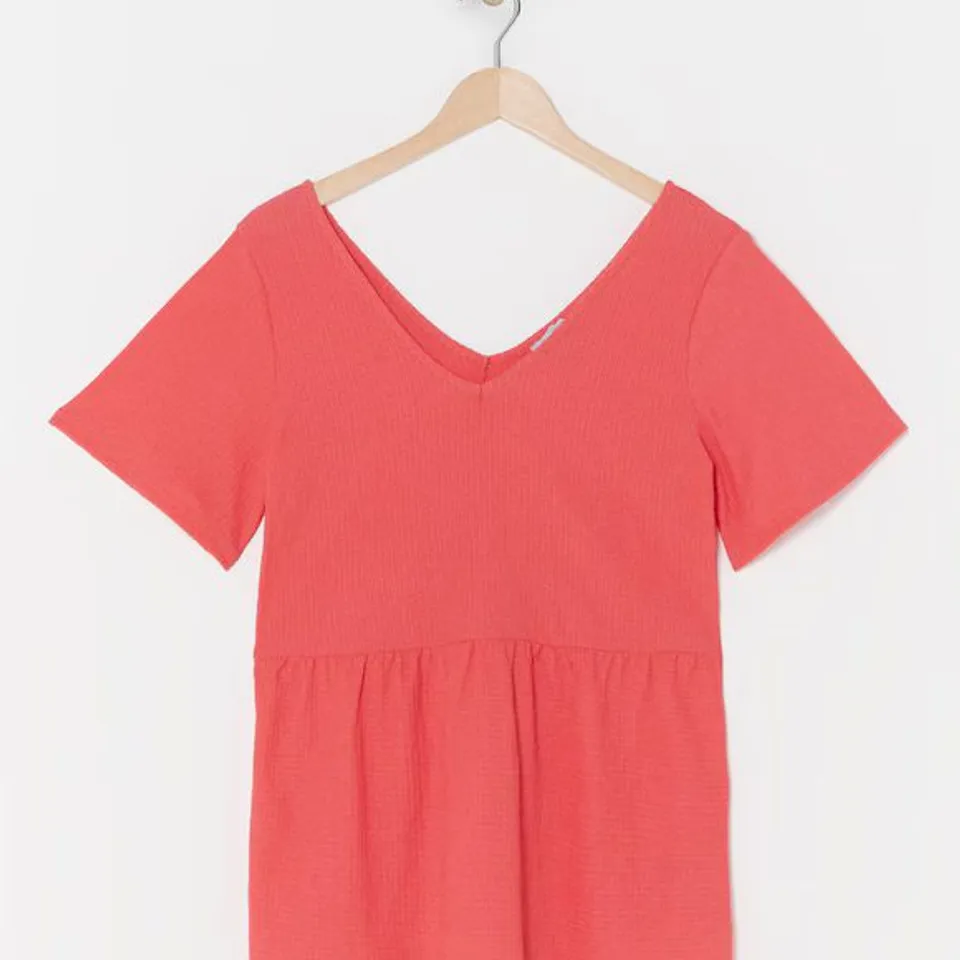 BOX CONTAINING APPROXIMATELY 26 BRAND NEW SIMPLY BE CORAL AS TEXTURE TOPS - SIZE 28