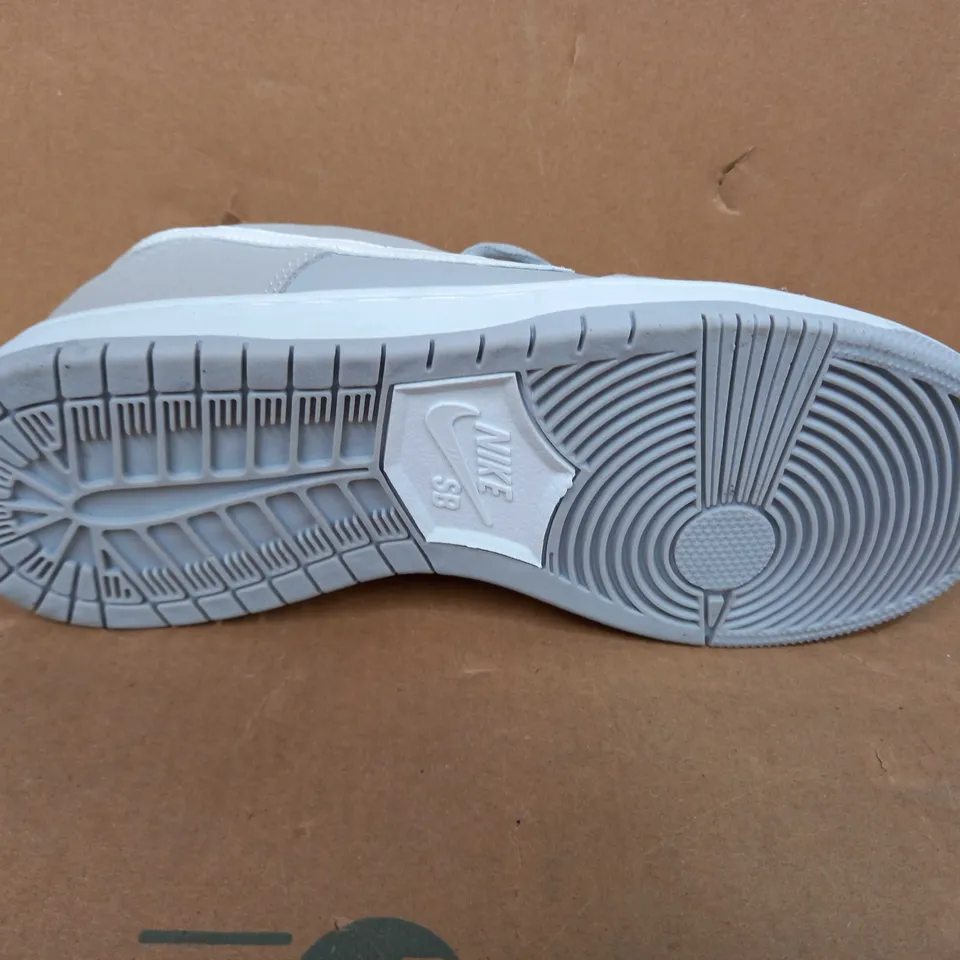 PAIR OF NIKE DUNK LOW TRAINERS IN WOLF GREY SIZE 5.5