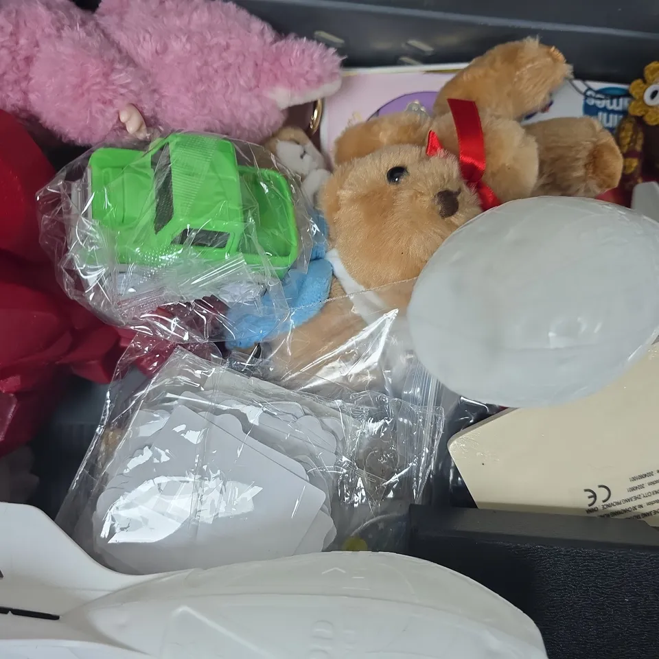 APPROXIMATELY 10 ASSORTED TOYS AND GAMES TO INCLUDE THAT'S NOT A HAT, DREAM DROP, ETC