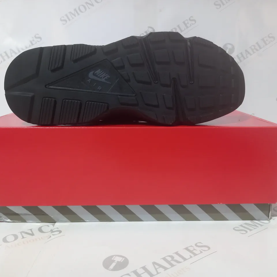 BOXED PAIR OF NIKE AIR HUARACHE SHOES IN BLACK UK SIZE 8.5