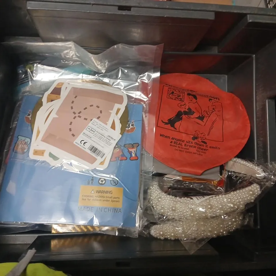 LARGE QUANTITY OF ASSORTED TOYS AND ACCESSORIES TO INCLUDE; FLEXIBLE NOVELTY READING LAMP, COUP, BEYBLADE X AND SUPER MARIO PLUSH