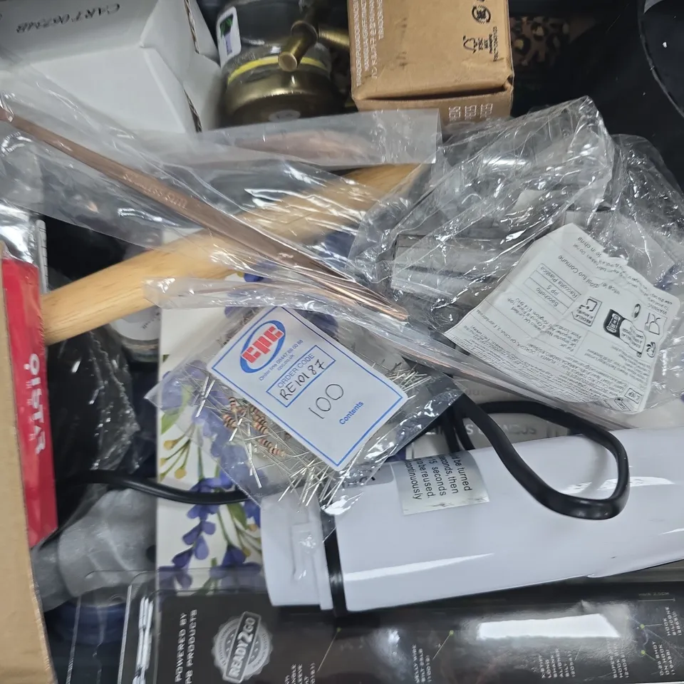 APPROXIMATELY 10 ASSORTED HOUSEHOLD ITEMS TO INCLUDE COLD CHISEL SET, METAL SPOON, ETC