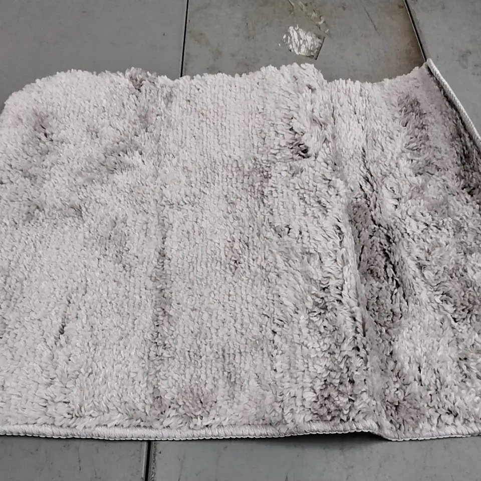 BRAND NEW GILE BATH MAT - SIZE 40CM X 55CM 