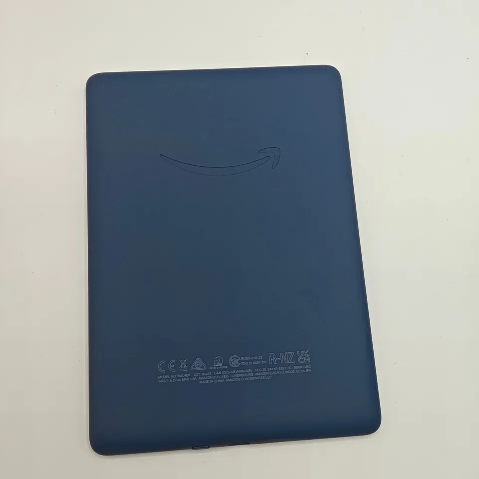 AMAZON KINDLE E-READER IN BLUE WITH FOLIO CASE - M2L4EK