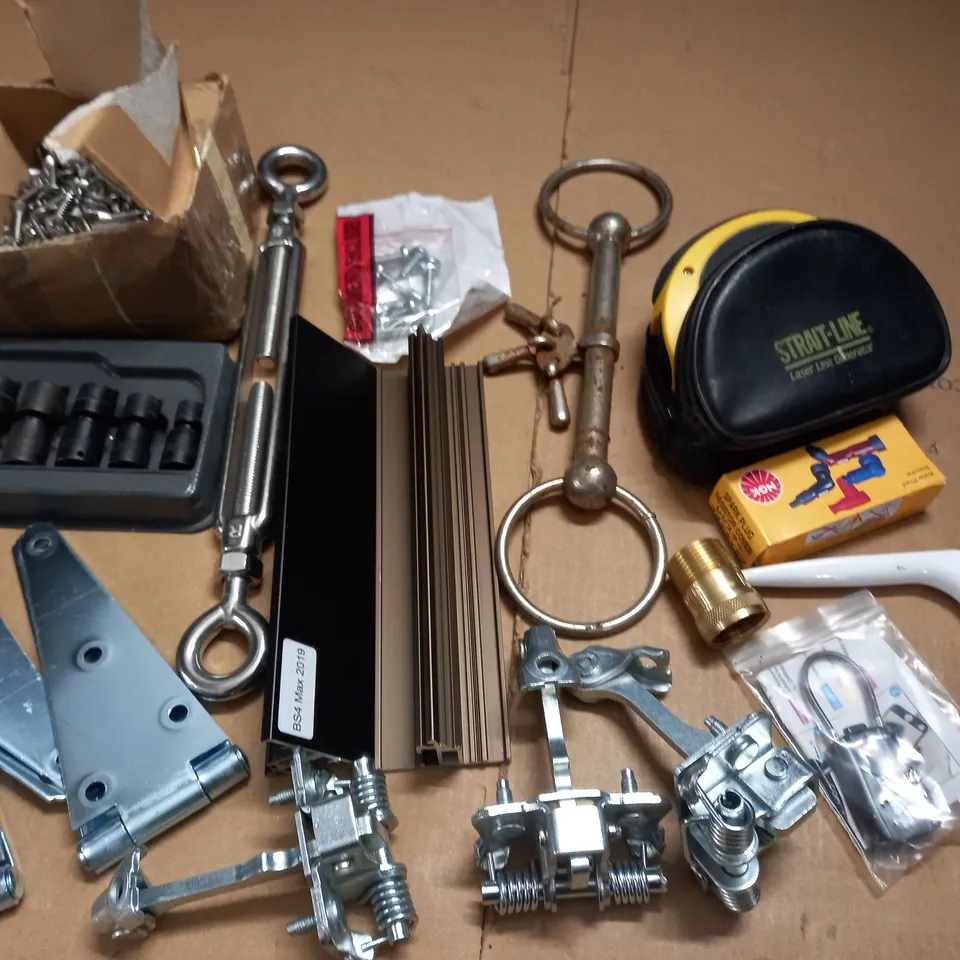 CRATE OF ASSORTED FITTINGS AND FIXTURE ITEMS TO INCLUDE SCREWS AND HINDGES