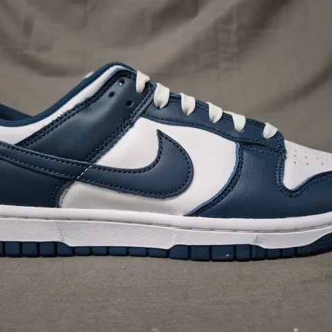 BOXED PAIR OF NIKE DUNK LOW RETRO SHOES IN BLUE/WHITE UK SIZE 7.5