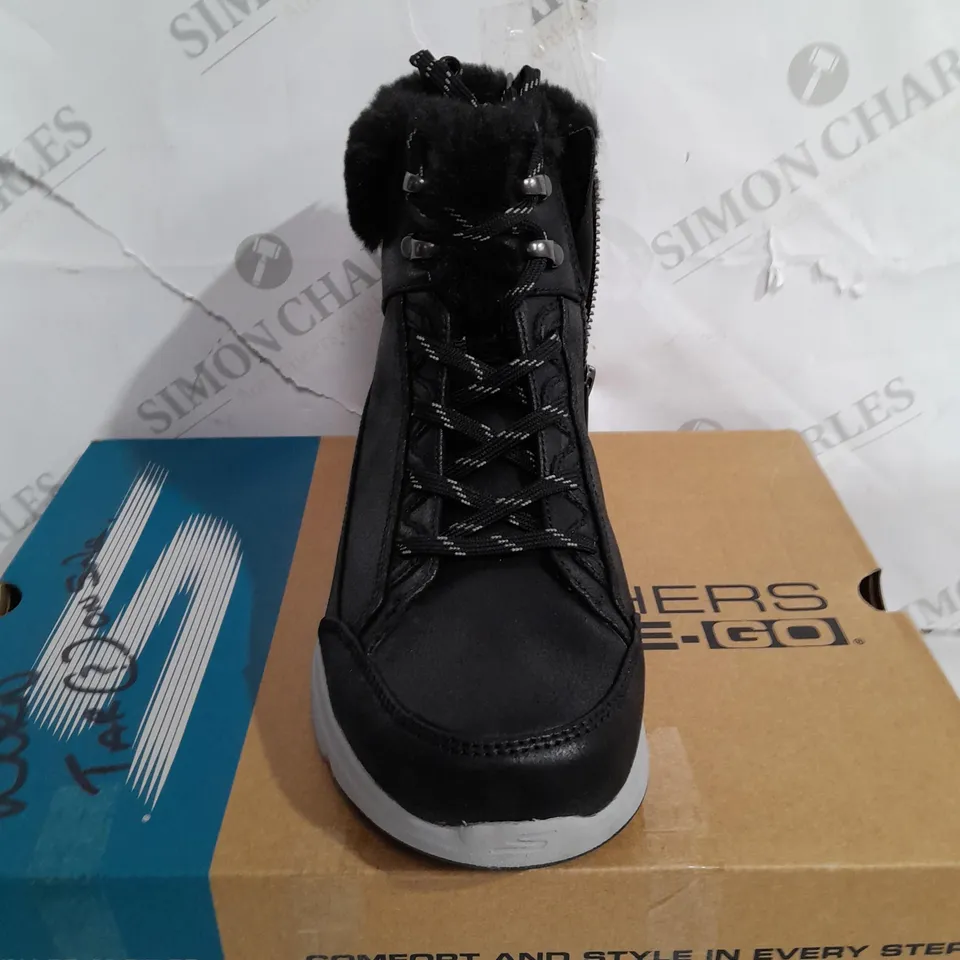BOXED SKECHERS GLACIAL ULTRA COZYLY BOOTS, BLACK - SIZE 4 