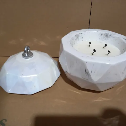 HOMEWORK SCENTED CANDLE